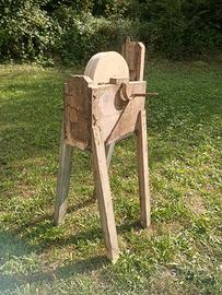 Antica mola manuale in legno e pietra per arrotino