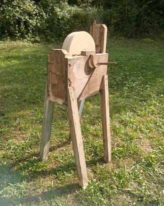 Antica mola manuale in legno e pietra per arrotino