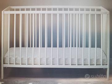 Lettino in legno bianco con materasso