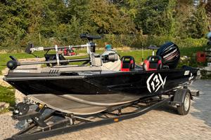 Bass boat Chacal 518 pronto pesca
