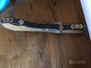 Cintura in pelle blu con medaglie