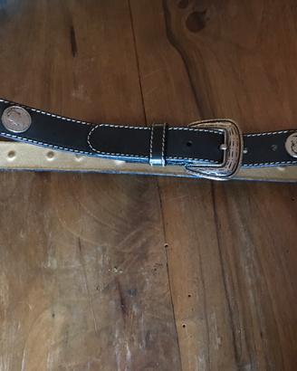Cintura in pelle blu con medaglie