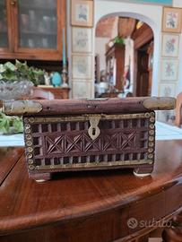 Bauletto intagliato