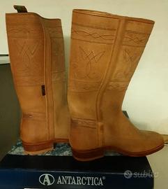 Stivali da donna in cuoio ricamato, numero 35