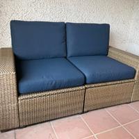 Divano da esterno effetto rattan munito di cuscini