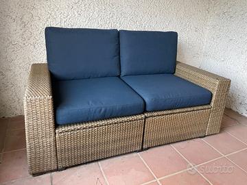 Divano da esterno effetto rattan munito di cuscini