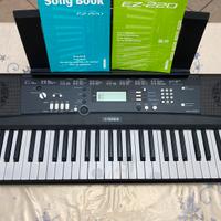 YAMAHA Digital Keyboard EZ-220 con supporto