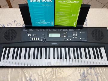 YAMAHA Digital Keyboard EZ-220 con supporto