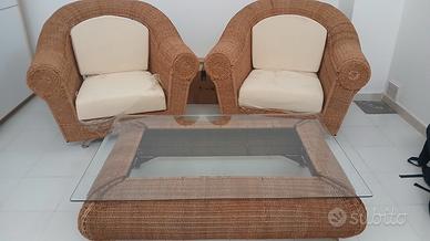 Divani in vimini, tavolino in cristallo con vimini