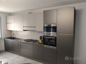 Cucina completa di elettrodomestici 