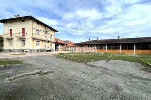 Casa indipendente a Strambino 8 locali