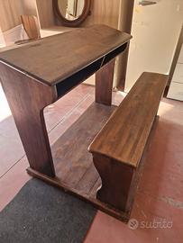 Vecchio ed antico banco da scuola due posti di epo