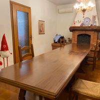 Tavolo allungabile e sedie in legno