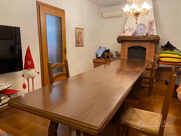 Tavolo allungabile e sedie in legno