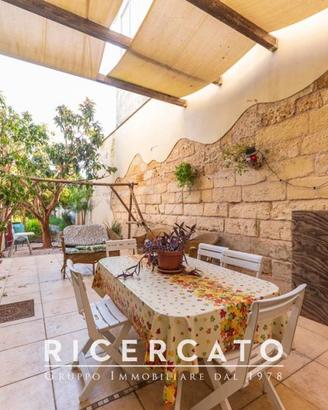 Villa bifamiliare ristrutturata con giardino e can