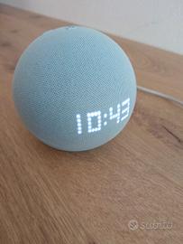 Alexa echo dot 5 gen con orologio azzurro. 
