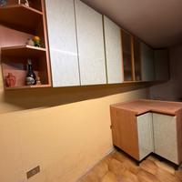 Cucina, divani e tavolo