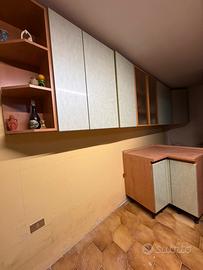 Cucina, divani e tavolo