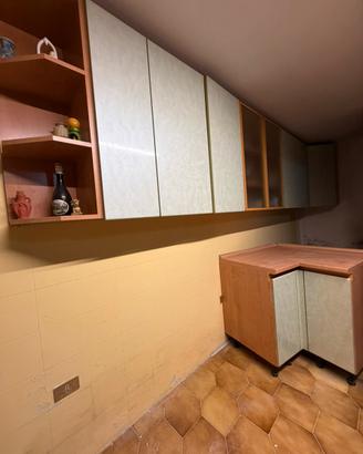 Cucina, divani e tavolo