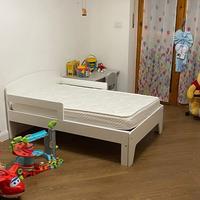 Letto da bambino allungabile e tavolino con sedia