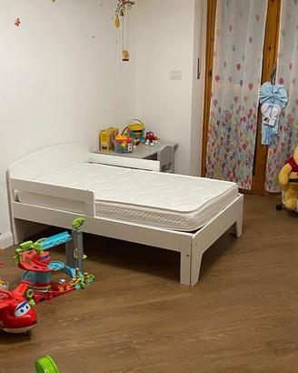 Letto da bambino allungabile e tavolino con sedia