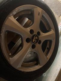 Cerchi in lega + pneumatici 15 pollici