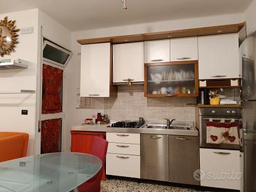 Cucina , tavolo in vetro allungabile e specchio 