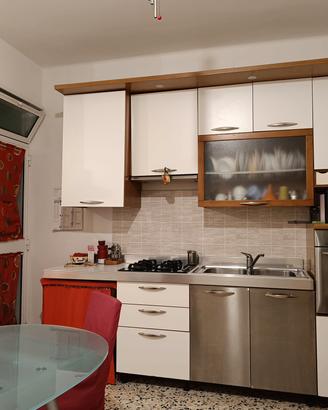 Cucina , tavolo in vetro allungabile e specchio 