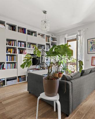 SPLENDIDO TRILOCALE CON DOPPI SERVIZI PIANO ALTO!