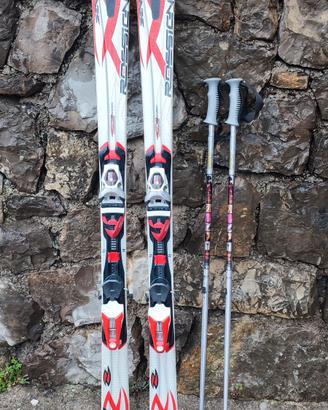 Scii Rossignol con attacchi e racchette..
