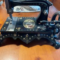 Macchina da cucire antica