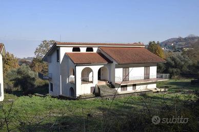 Villa di 370 m² con più di 5 locali a Esperia