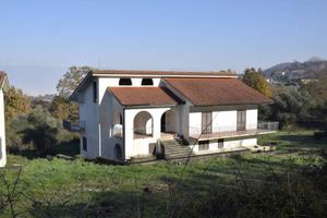 Villa di 370 m² con più di 5 locali a Esperia