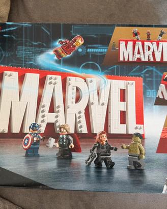 LEGO Marvel 76313 - Logo e minifigure Marvel
