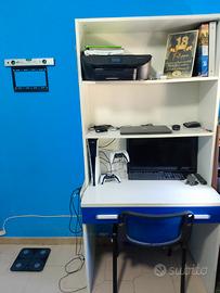 Scrivania completa con libreria e sedia 