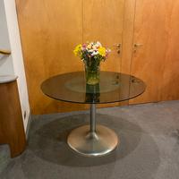 Tavolo in cristallo con base in alluminio