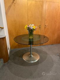 Tavolo in cristallo con base in alluminio