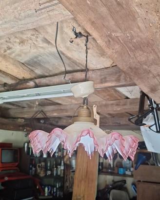 Lampadario Liberty a fazzoletto in vetro opalino.