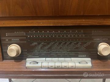 Radio d'epoca con giradischi