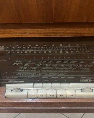 Radio d'epoca con giradischi