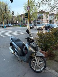 SH 125 2006 grigio e nero