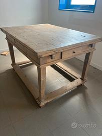 Tavolo in legno perfettamente restaurato del 1700