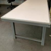 Tavolo da lavoro robusto