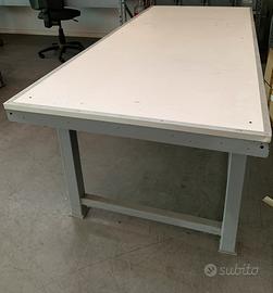 Tavolo da lavoro robusto