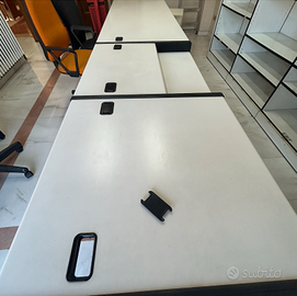 Lunga scrivania da ufficio in legno bianco