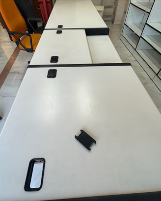 Lunga scrivania da ufficio in legno bianco