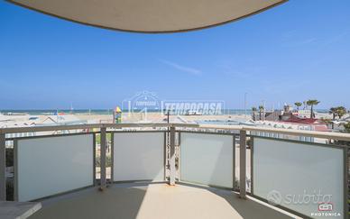 AMPIO APPARTAMENTO VISTA MARE CON POSTO AUTO A CAT
