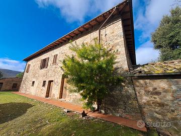 Borgo in pietra con 42 ha di terreno Siena