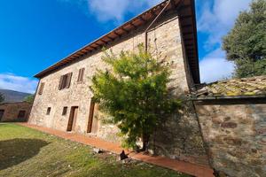 Borgo in pietra con 42 ha di terreno Siena