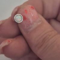 Orecchino a L in argento con opale bianco 4 mm